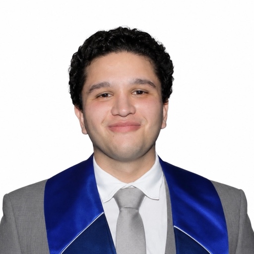 Andrés Sánchez sonriendo, con saco gris, camisa blanca, corbata gris y estola azul de graduación, sobre fondo blanco.
