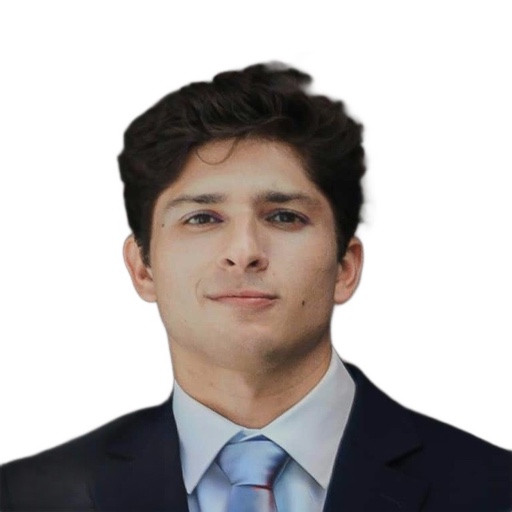 Sebastián Tapia con expresión seria, saco azul marino, camisa blanca y corbata azul claro, sobre fondo blanco.